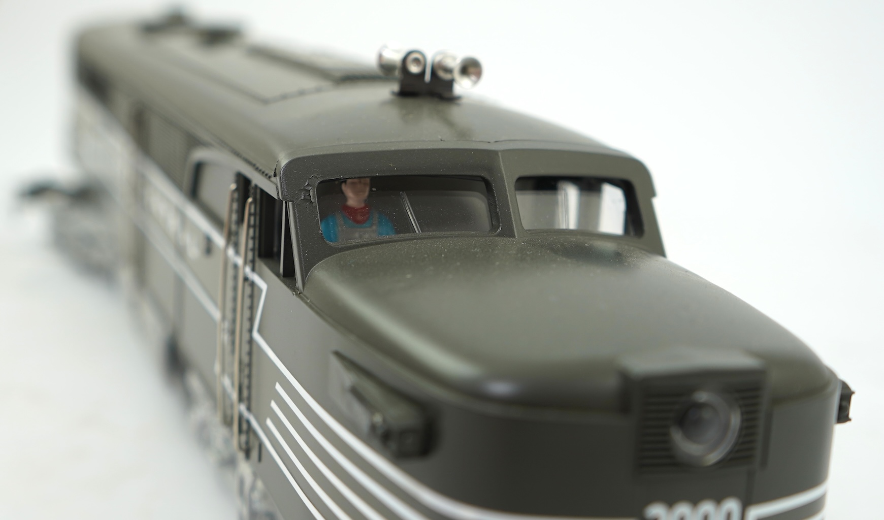 An 0 Gauge Lionel model of Alco PA-1 New York Central 2000, A1A-A1A diesel locomotive, powered for free rail operation, with owner’s manual.